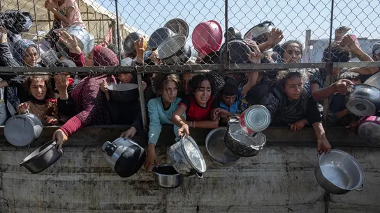 Palestinos desplazados se agolpan frente a un comedor social. Palestinos desplazados se agolpan frente a un comedor social.