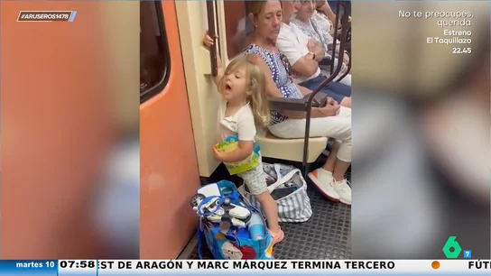 El "preocupante" vídeo viral de una niña que lo da todo en el metro cantando 'Esa diva' de Melody: "Fijaos en los pobres pasajeros" El "preocupante" vídeo viral de una niña que lo da todo en el metro cantando 'Esa diva' de Melody: "Fijaos en los pobres pasajeros"