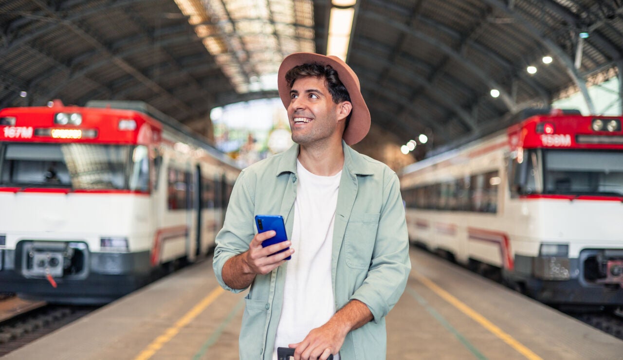 Chico joven viajando en tren