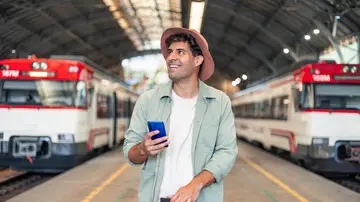 Chico joven viajando en tren Chico joven viajando en tren