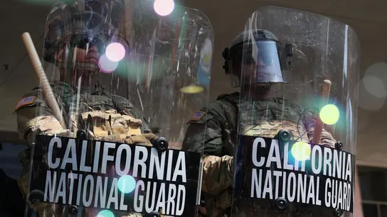Miembros de la Guardia Nacional de California durante las protestas contra las políticas antimigratorias de Trump en Los Ángeles, este lunes. Miembros de la Guardia Nacional de California durante las protestas contra las políticas antimigratorias de Trump en Los Ángeles, este lunes.