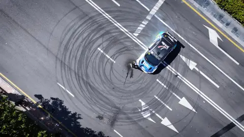 Javi Villa durante su gymkhana urbana por las calles de Oviedo Javi Villa durante su gymkhana urbana por las calles de Oviedo