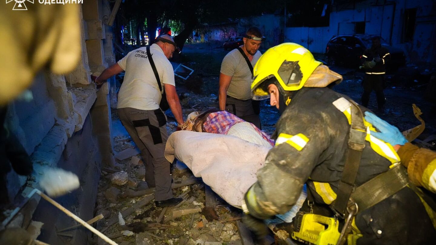 Servicios de rescate salvan a un herido tras un ataque sobre Ucrania. 