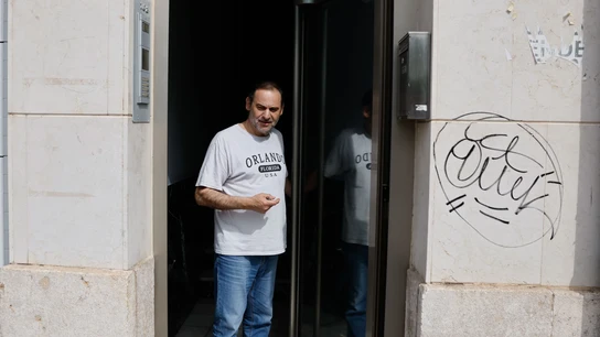 El exministro José Luis Ábalos atiende a los medios de comunicación tras el registro de la UCO en su casa de Valencia El exministro José Luis Ábalos atiende a los medios de comunicación tras el registro de la UCO en su casa de Valencia