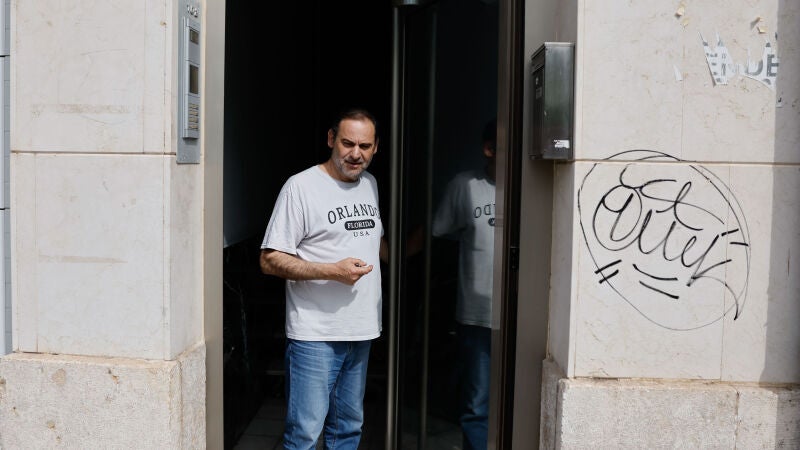 El exministro José Luis Ábalos atiende a los medios de comunicación tras el registro de la UCO en su casa de Valencia