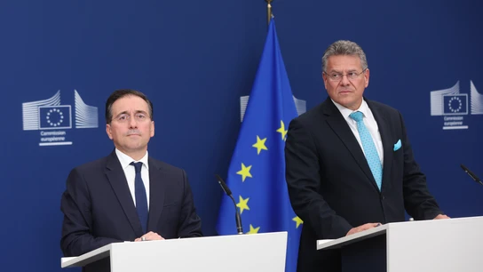 El ministro de Asuntos Exteriores español, José Manuel Albares (izq.), y el comisario europeo de Comercio y Seguridad Económica, Maros Sefcovic (dcha.) El ministro de Asuntos Exteriores español, José Manuel Albares (izq.), y el comisario europeo de Comercio y Seguridad Económica, Maros Sefcovic (dcha.)