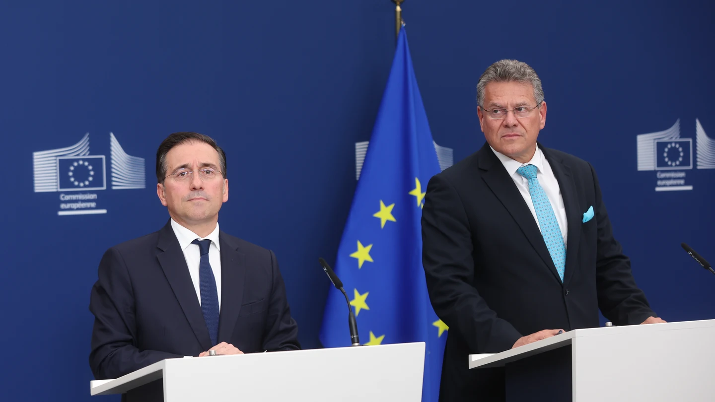 El ministro de Asuntos Exteriores español, José Manuel Albares (izq.), y el comisario europeo de Comercio y Seguridad Económica, Maros Sefcovic (dcha.) El ministro de Asuntos Exteriores español, José Manuel Albares (izq.), y el comisario europeo de Comercio y Seguridad Económica, Maros Sefcovic (dcha.)