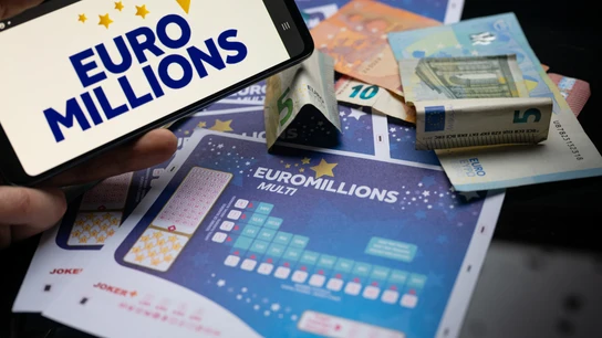 Varios boletos de Euromillones junto al logo del sorteo Varios boletos de Euromillones junto al logo del sorteo