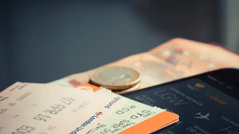 Billetes de avión y dinero Billetes de avión y dinero