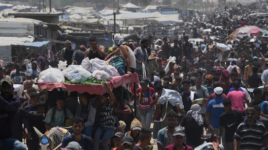 Palestinos llevan bolsas de provisiones distribuidas por la Fundación Humanitaria para Gaza en Rafah, a 10 de junio de 2025 Palestinos llevan bolsas de provisiones distribuidas por la Fundación Humanitaria para Gaza en Rafah, a 10 de junio de 2025