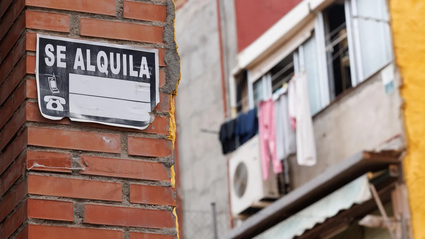 Archivo - Un cartel de 'Se Alquila' Archivo - Un cartel de 'Se Alquila'