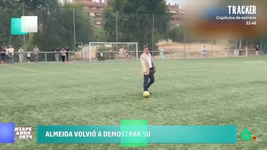 José Luis Martínez-Almeida lo vuelve a hacer: chuta un balón y termina dando a un niño El alcalde de Madrid ha sido el encargado de inagurar un polideportivo en la ciudad y, como suele ser habitual cuando acude a este tipo de eventos deportivos, se ha animado a demostrar su puntería.