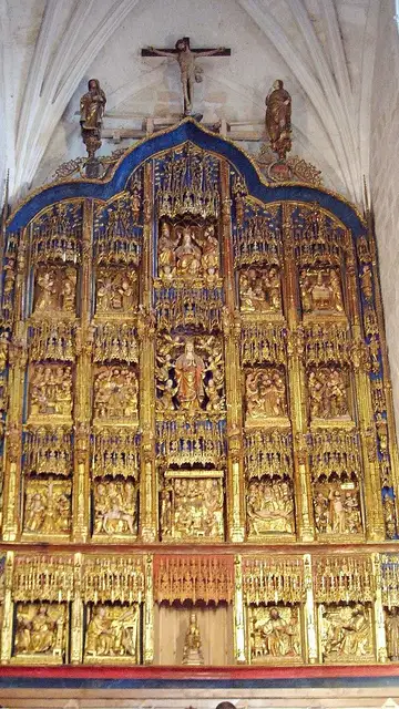 Interior de la Iglesia de Santa María de Gumiel de Izán Interior de la Iglesia de Santa María de Gumiel de Izán