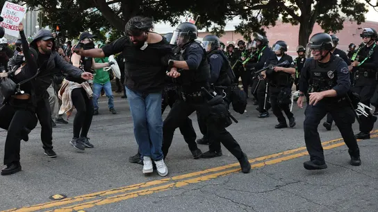 Agentes de la Policía fueron captados este martes, 10 de junio, al detener a un ciudadano, durante las protestas contra las redadas a migrantes presuntamente indocumentados y la presencia de la Guardia Nacional, en Los Ángeles. Agentes de la Policía fueron captados este martes, 10 de junio, al detener a un ciudadano, durante las protestas contra las redadas a migrantes presuntamente indocumentados y la presencia de la Guardia Nacional, en Los Ángeles.