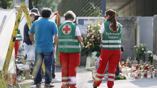 Los trabajadores médicos se encuentran afuera de la escuela donde un exalumno mató a varias personas. Los trabajadores médicos se encuentran afuera de la escuela donde un exalumno mató a varias personas.
