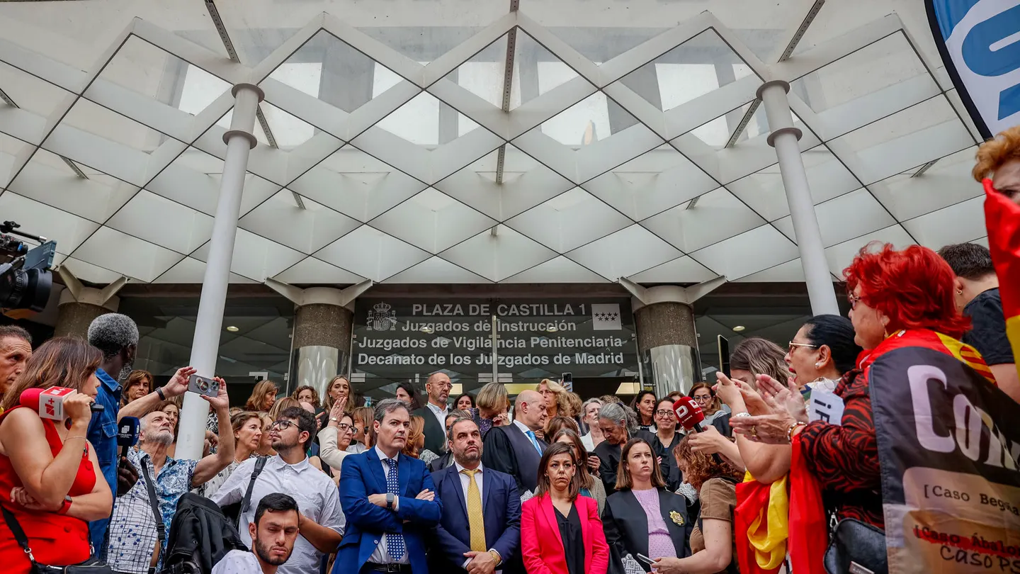 Jueces y fiscales realizan un paro simbólico de 10 minutos ante los Juzgados de Plaza de Castilla de Madrid Jueces y fiscales realizan un paro simbólico de 10 minutos ante los Juzgados de Plaza de Castilla de Madrid