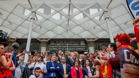 Jueces y fiscales realizan un paro simbólico de 10 minutos ante los Juzgados de Plaza de Castilla de Madrid Jueces y fiscales realizan un paro simbólico de 10 minutos ante los Juzgados de Plaza de Castilla de Madrid