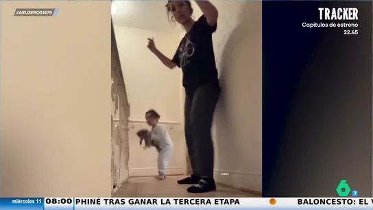 "Seis vidas le quedan": la espeluznante forma de jugar de esta niña con su gato "Seis vidas le quedan": la espeluznante forma de jugar de esta niña con su gato