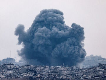  Explosión en Gaza vista desde el lado israelí de la frontera, a 10 de junio de 2025