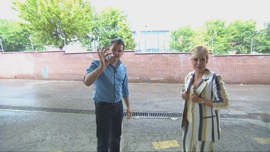 Iñaki López muestra una de las bolas de granizo caídas en San Sebastián de los Reyes junto a Cristina Pardo Iñaki López muestra una de las bolas de granizo caídas en San Sebastián de los Reyes junto a Cristina Pardo