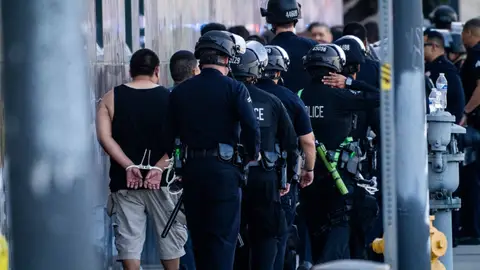 Un grupo de manifestantes es arrestado este martes en las protestas de Los Ángeles. Un grupo de manifestantes es arrestado este martes en las protestas de Los Ángeles.
