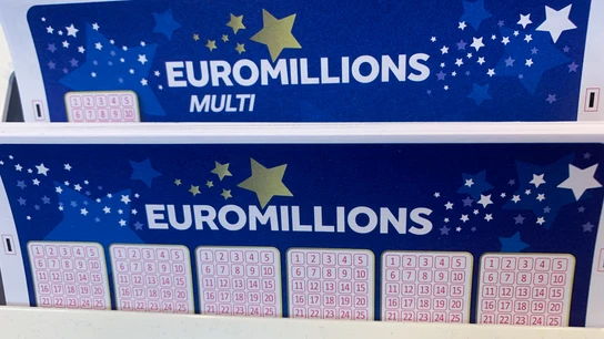 Varias papeletas para participar en un sorteo de Euromillones en una gasolinera de Bastogne (Bélgica) en julio de 2023 Varias papeletas para participar en un sorteo de Euromillones en una gasolinera de Bastogne (Bélgica) en julio de 2023