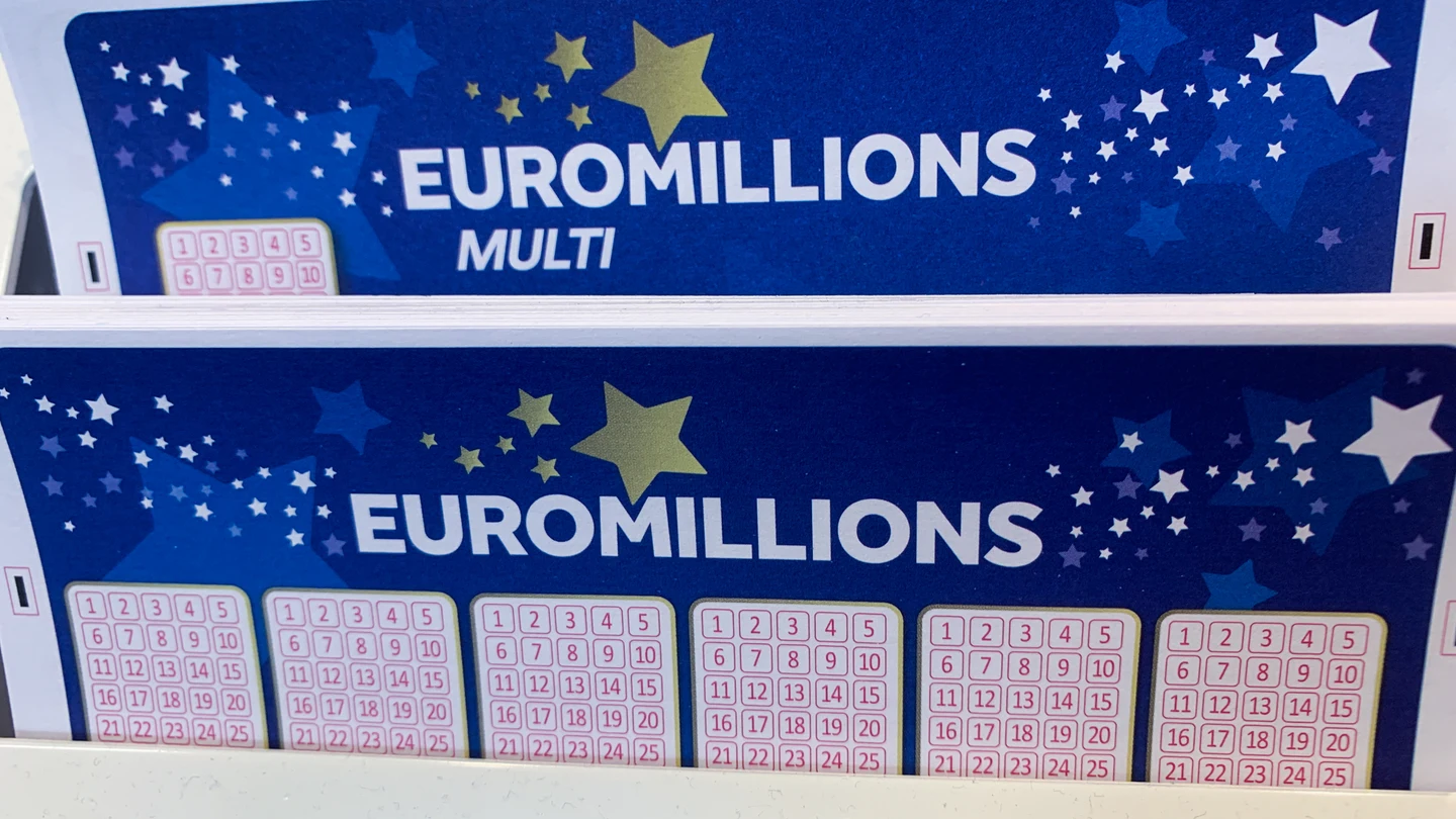 Varias papeletas para participar en un sorteo de Euromillones en una gasolinera de Bastogne (Bélgica) en julio de 2023 Varias papeletas para participar en un sorteo de Euromillones en una gasolinera de Bastogne (Bélgica) en julio de 2023