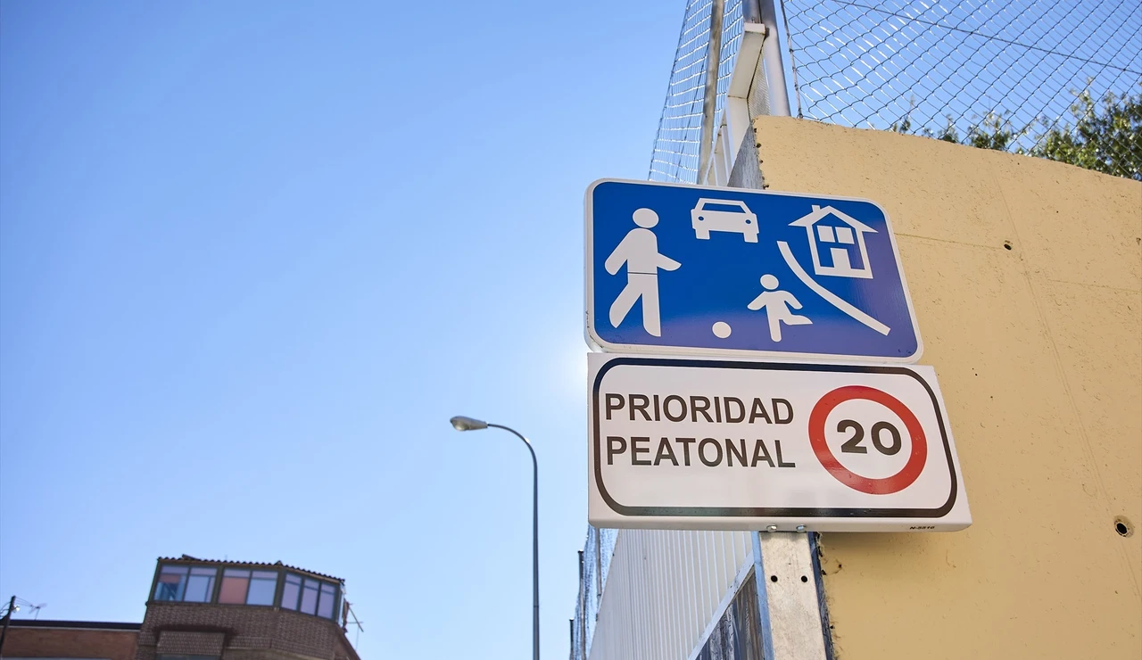 Una señal de tráfico indica la presencia de una zona peatonal y la obligatoriedad de circular a 20 km por hora, en las inmediaciones del colegio público Lope de Vega, a 6 de noviembre de 2021, en Madrid (España).