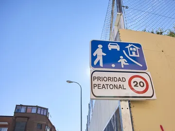 Una señal de tráfico indica la presencia de una zona peatonal y la obligatoriedad de circular a 20 km por hora, en las inmediaciones del colegio público Lope de Vega, a 6 de noviembre de 2021, en Madrid (España). Una señal de tráfico indica la presencia de una zona peatonal y la obligatoriedad de circular a 20 km por hora, en las inmediaciones del colegio público Lope de Vega, a 6 de noviembre de 2021, en Madrid (España).