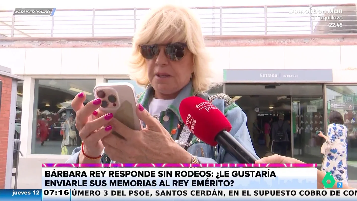 Angie Cárdenas sugiere a Bárbara Rey que regale al rey emérito sus memorias... con dedicatoria incluida: "Nos encantaría saber cuál es" Angie Cárdenas sugiere a Bárbara Rey que regale al rey emérito sus memorias... con dedicatoria incluida: "Nos encantaría saber cuál es"