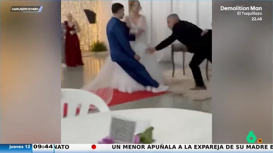 Un novio se desmaya dos veces antes de dar el 'sí, quiero': "Pinta mal que le pase el día de su boda" Un novio se desmaya dos veces antes de dar el 'sí, quiero': "Pinta mal que le pase el día de su boda"