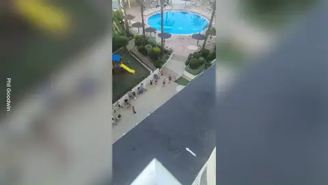 Decenas de turistas hacen cola a las 6 de la mañana para hacerse con una tumbona en Benidorm Decenas de turistas hacen cola a las 6 de la mañana para hacerse con una tumbona en Benidorm