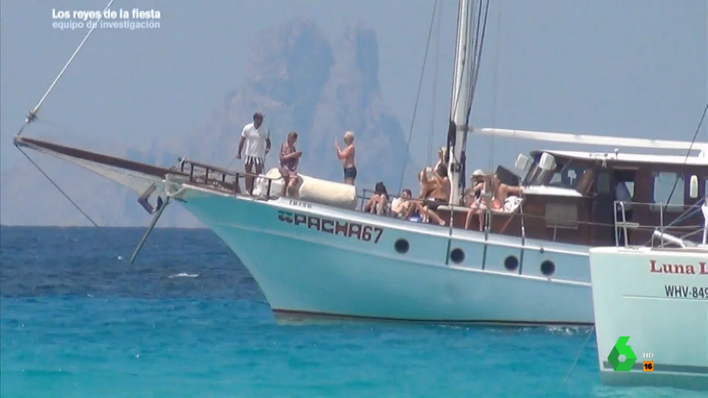 Viajeros VIP que se dejan en Formentera 1.000 euros por cuenta, el modelo de negocio contrario a los 'party boats' Viajeros VIP que se dejan en Formentera 1.000 euros por cuenta, el modelo de negocio contrario a los 'party boats'