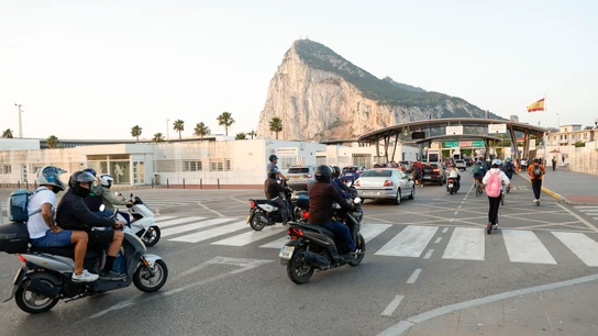 Trabajadores se dirigen a Gibraltar para comenzar su jornada laboral Trabajadores se dirigen a Gibraltar para comenzar su jornada laboral