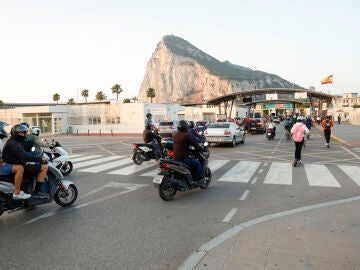 Trabajadores se dirigen a Gibraltar para comenzar su jornada laboral