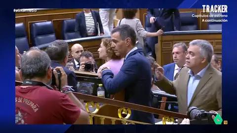 El Intermedio intenta descubrir qué significa el gesto de Santos Cerdán con Sánchez en el Congreso El Intermedio intenta descubrir qué significa el gesto de Santos Cerdán con Sánchez en el Congreso