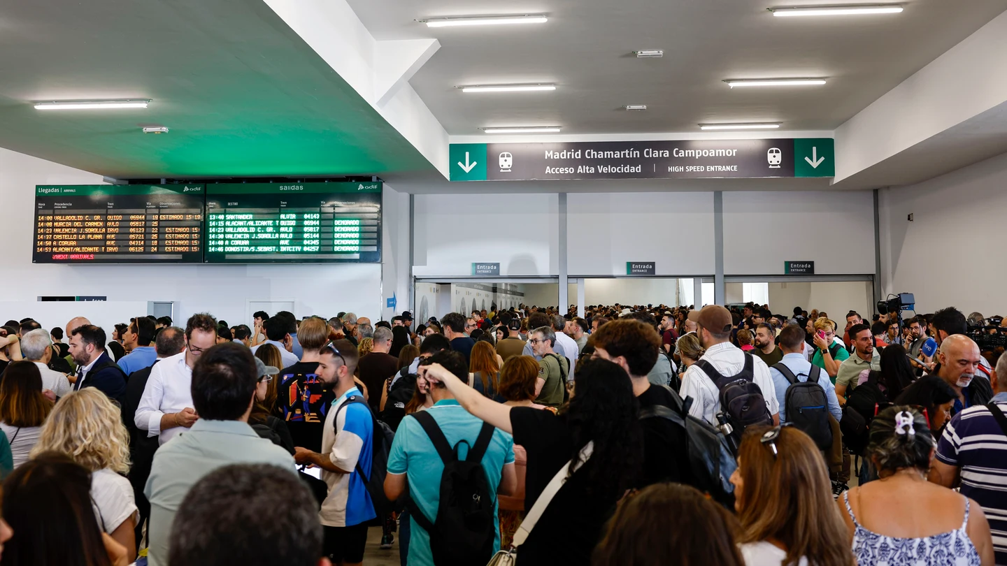 Pasajeros aguardan este jueves en la estación de Madrid-Chamartín después de que la circulación de trenes de alta velocidad se viera interrumpida por una falta de tensión eléctrica en la estación Pasajeros aguardan este jueves en la estación de Madrid-Chamartín después de que la circulación de trenes de alta velocidad se viera interrumpida por una falta de tensión eléctrica en la estación