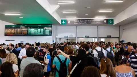 Pasajeros aguardan este jueves en la estación de Madrid-Chamartín después de que la circulación de trenes de alta velocidad se viera interrumpida por una falta de tensión eléctrica en la estación Pasajeros aguardan este jueves en la estación de Madrid-Chamartín después de que la circulación de trenes de alta velocidad se viera interrumpida por una falta de tensión eléctrica en la estación