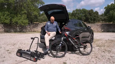 Fernando Gómez Blanco, director del programa, junto con el Cupra Formentor, un portabicicletas y la misma Fernando Gómez Blanco, director del programa, junto con el Cupra Formentor, un portabicicletas y la misma