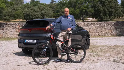 Fernando Gómez Blanco, director del programa, junto con el Cupra Formentor y una bicicleta Fernando Gómez Blanco, director del programa, junto con el Cupra Formentor y una bicicleta