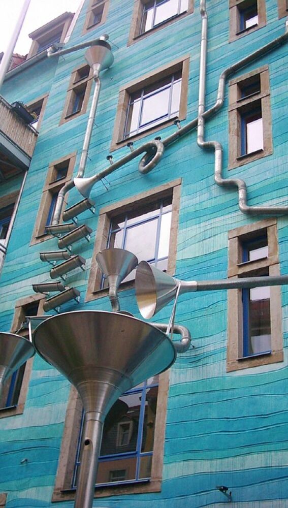 Fachada azul del Patio Kunsthofpassage en Dresden