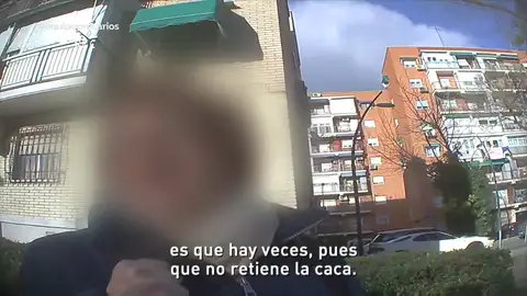 Una reportera finge buscar trabajo en Madrid a cambio de comida: "Tiene 80 años, no retiene la caca y le dan pequeños infartos" Una reportera finge buscar trabajo en Madrid a cambio de comida: "Tiene 80 años, no retiene la caca y le dan pequeños infartos"