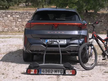 El Cupra Fomentor junto con un portabicicletas El Cupra Fomentor junto con un portabicicletas
