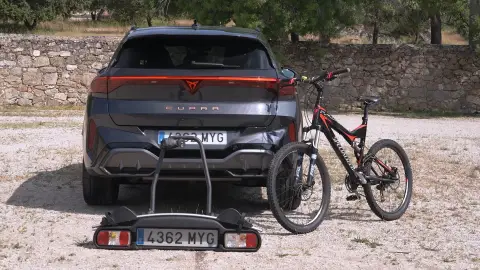 El Cupra Fomentor junto con un portabicicletas El Cupra Fomentor junto con un portabicicletas