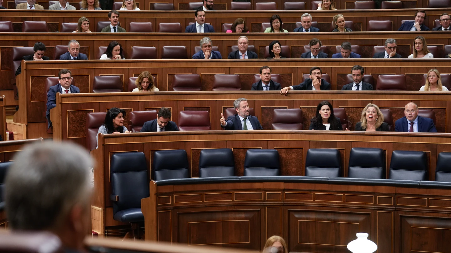 La diputada popular Macarena Montesinos (2d) y el portavoz del PP, Miguel Tellado (d), entre otros miran al diputado Santos Cerdán (i, delante) durante el pleno celebrado este jueves en la Cámara Baja La diputada popular Macarena Montesinos (2d) y el portavoz del PP, Miguel Tellado (d), entre otros miran al diputado Santos Cerdán (i, delante) durante el pleno celebrado este jueves en la Cámara Baja