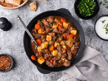 Disfruta de esta caldereta de cordero tradicional con la receta de Carlos Maldonado.