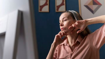 Mujer mir&aacute;ndose al espejo