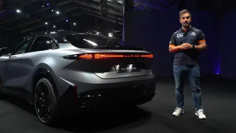 Juanjo López, redactor del programa, junto al nuevo Alpine A390 Juanjo López, redactor del programa, junto al nuevo Alpine A390