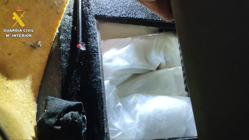 Hallan 20 kilos de metanfetamina ocultos en una trampilla en un coche en el puerto de Dénia (Alicante)
