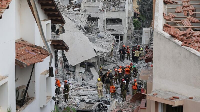 Equipos de rescate israelíes, en un edificio destruido
